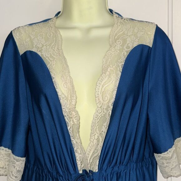 Vintage Shadowline Blue Short Sleeve Robe with Cream Lace Trim - Picture 2 of 9